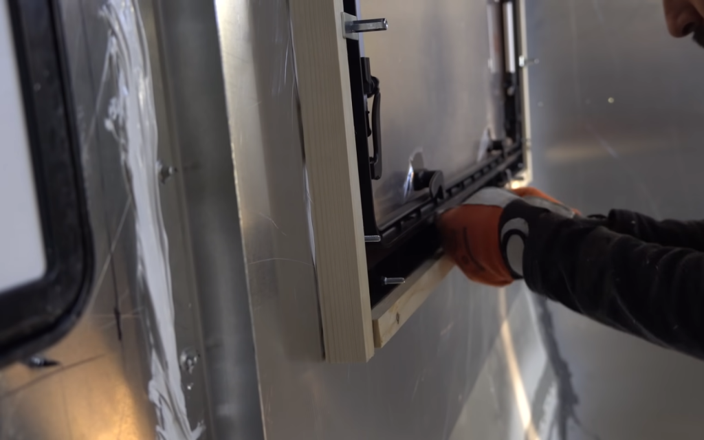 instalar-ventana-camper-paso-5-colocar-ventana
